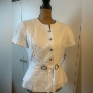 Gorgeous Tahari white button down top. High quality, so fashionable & unique ♥️